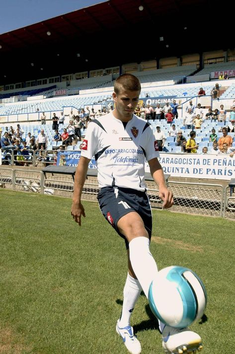 Gerard Piqué anunció ayer de forma sorprendente su retirada del fútbol profesional. En los inicios de su exitosa carrera, el central catalán pasó por las filas del Real Zaragoza en la temporada 2006-07. Con la elástica aragonesa, Piqué disputó un total de 28 partidos en los que anotó dos goles. En esa misma campaña, el conjunto aragonés se clasificó por última vez para la Copa de la UEFA. Real Zaragoza, Aragon, Vision Board, Running, Zaragoza