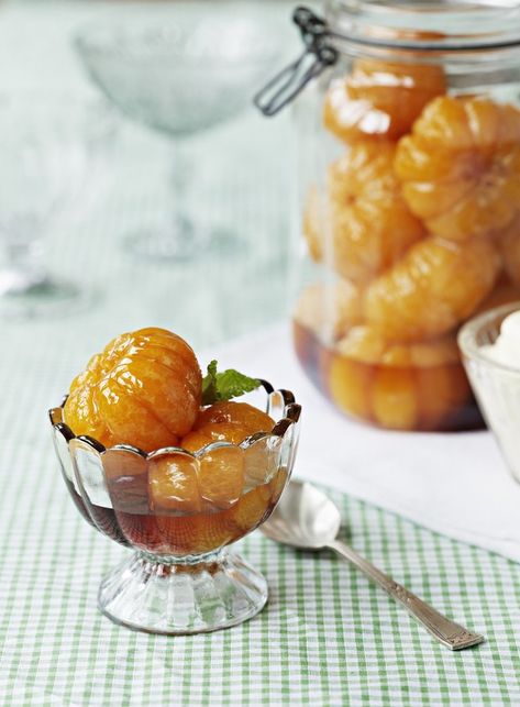 Make these mandarins 2-3 days in advance for a no-fuss dessert that appeals to everyone. Don’t worry if the mandarins come apart when peeling them. The recipe works just as well using mandarin segments. Candied Mandarin Orange, Eaton Mess Recipe, Mandarin Orange Recipes, Mandarin Recipes, Sweet Alternatives, Posset Recipe, Mandarine Recipes, Mandarin Orange Cake, Citrus Recipes