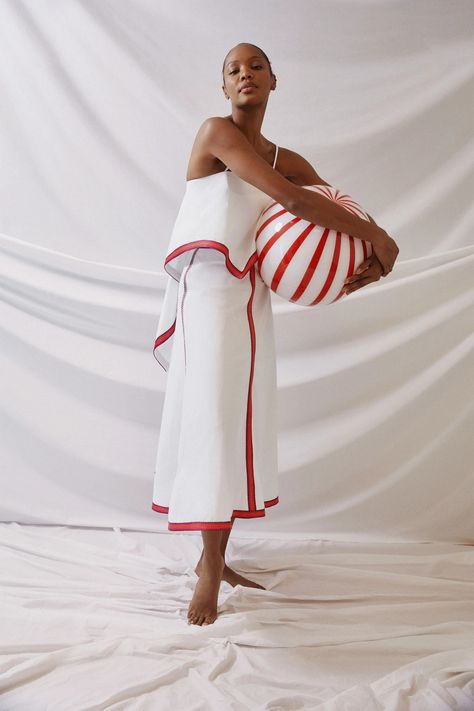 Rosie Assoulin Resort 2025 Fashion Show | Vogue Talbots Summer, Banana Dress, Architectural Fashion, Resort 2025, Summer Runway, Summer 2025, Resort Fashion, Rosie Assoulin, Black Strapless Dress