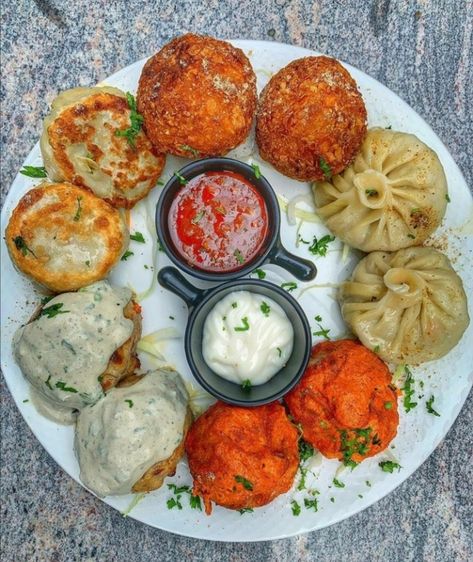 Momos Platter, Momo Food, Good Clothes, Spicy Snacks Recipes, Meal Prep Snacks, Vegetarian Fast Food, Tastemade Recipes, Vegetarian Burger, Vegetarian Snacks Recipes