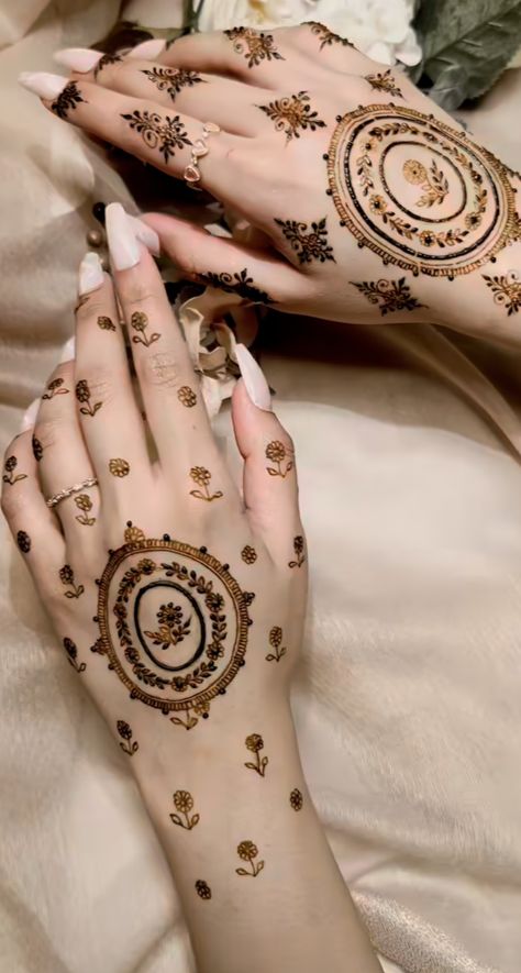 Mahandi Design Hands In Simple, Modern Bridal Mehendi, Dainty Mehendi Designs, Bride Mehendi Design Wedding Mehndi, Aesthetic Hena, Bridal Mehendi Designs Hands Latest, South Indian Mehendi, Dainty Henna Designs, Yemeni Henna