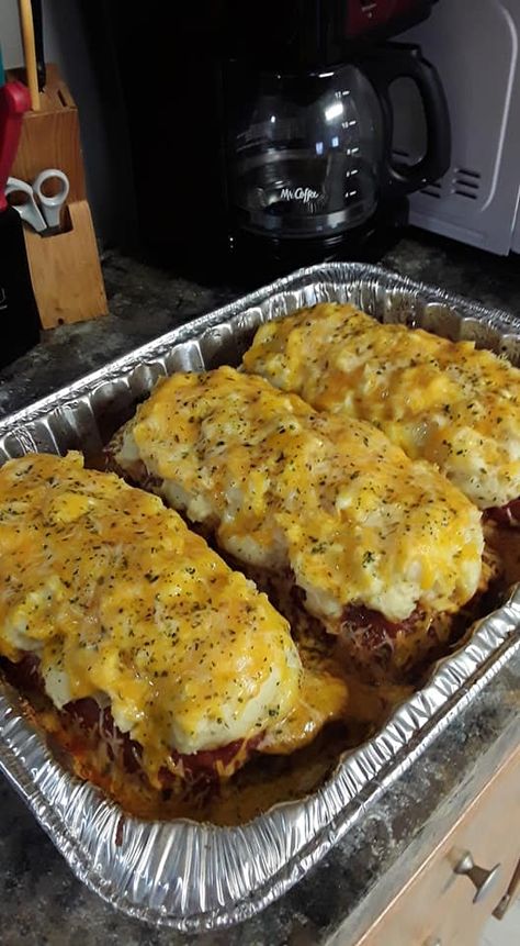 MEATLOAF WITH MASHED POTATOES AND CHEESE - Susan Recipes Meatloaf With Mashed Potatoes, Meatloaf Mashed Potatoes, Cheesy Meatloaf, Pasta And Chicken, Potatoes And Cheese, Homemade Meatloaf, Ground Beef Casserole Recipes, Instant Mashed Potatoes, Grandma Cooking