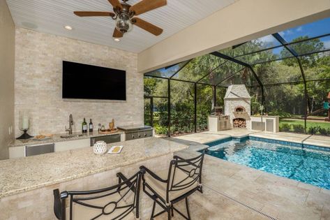 Pool And Outdoor Kitchen Ideas, Outdoor Kitchen And Pool, Covered Outdoor Kitchens, Luxury Outdoor Kitchen, Outdoor Kitchen Design Modern, Florida Pool, Living Pool, Pool Remodel, Kitchen Design Layout