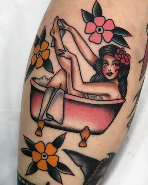 5,383 curtidas, 20 comentários - @jon_ftw no Instagram: “Bubble bath fun for Caera! Thanks heaps mate! Made today @melbournetattooco jonnyfarq@gmail.com 🔥” Traditional Tattoo Woman, Pin Up Tattoo, Tattoo Pierna, Vintage Tattoo Art, Pin Up Girl Tattoo, Traditional Tattoo Sleeve, Up Tattoo, Tattoos Skull, Pin Up Tattoos