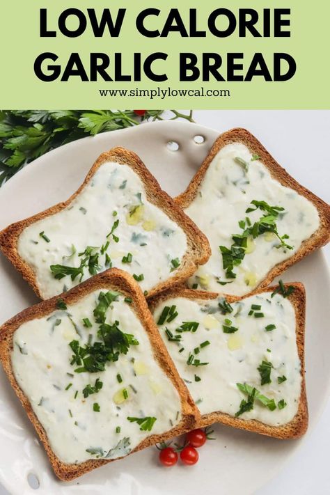 Looking to give your usual garlic bread a healthy twist? Try out this Low Calorie Garlic Bread recipe! It's great as a side to your favorite meal, or as an appetizer or snack. Low Calorie Garlic Bread, Low Calorie Appetizers, Macro Recipes, Healthy Appetizer, Healthy Appetizer Recipes, Garlic Bread Recipe, Holiday Party Foods, Calorie Recipes, Macro Meals