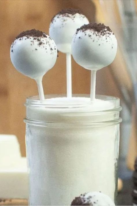 This Copycat Starbucks Cake Pops recipe is the perfect way to get your sweet fix at home! Not only is it a delicious dessert, but it’s also super easy and fun to make. Plus, you only need a handful of ingredients. Cookies And Cream Cake Pops, Starbucks Cake Pops Recipe, Wicked Cupcakes, Starbucks Cake Pops, Cake Pops Recipe, Homemade Starbucks, Starbucks Cake, Recipe Cookies, Cookies And Cream Cake