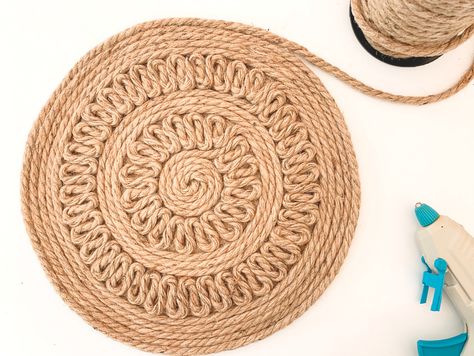 Sisal Rope Projects, Rope Placemats Diy, Diy Jute Placemats, Placemat Diy, Easy Diy Fashion, Jute Placemats, Twine Diy, Diy Placemats, Diy Rope Basket