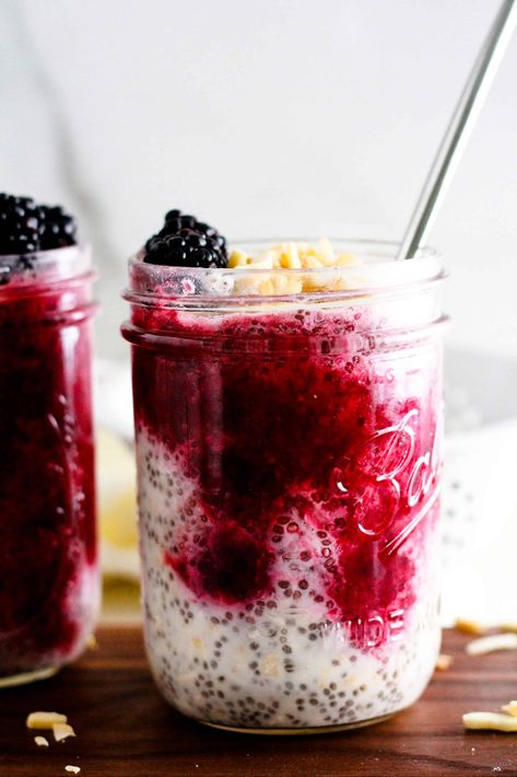 Blackberry Overnight Oats, Easy Vegan Breakfast, Easy College Meals, Vegan Breakfast Easy, College Meals, Get Out Of Bed, Overnight Oats Recipe, Make Ahead Meals, Make Ahead Breakfast