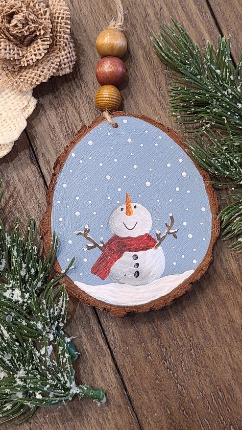 Woodslice Paintings Christmas, Reindeer Painted Ornaments, Round Christmas Painting, Wood Disc Painting Ideas, Painting Wood Rounds Christmas, Wood Slice Ornament Painted Easy, Wooden Disc Crafts, Painted Christmas Wood Slices, Wooden Circle Christmas Ornaments