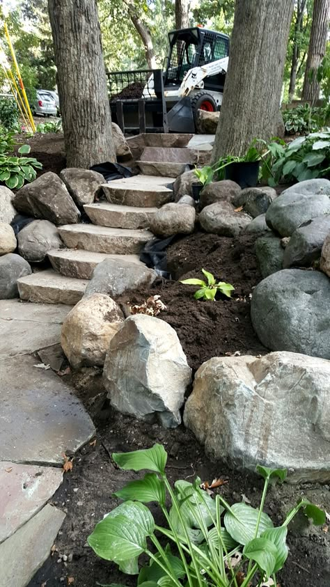 Boulder Landscaping Ideas Natural Stones, Lake Cabin Landscaping Ideas, Boulder Landscaping Ideas, Gorgeous Patio, Cottage Landscaping, Lake Landscaping, Rustic Landscaping, Sloped Yard, Sloped Backyard