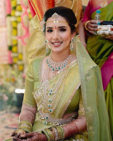 South Indian Bridal Veil Shots That'll Take Your Breath Away! South Indian Bride Photoshoot, Indian Bride Photoshoot, Indian Bridal Veil, Green Bridal Jewellery, Bride Veil Long, Bride Photoshoot Ideas, Jewellery Guide, Veil Shots, Indian Bridal Jewelry