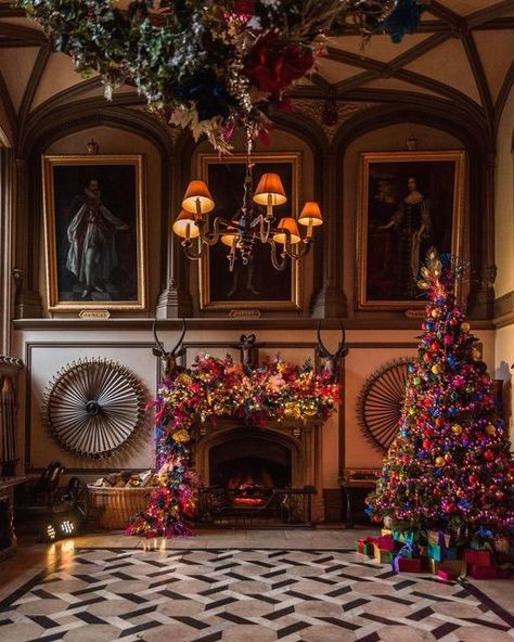 Avec les compliments de on Instagram: "The decorations at Belvoir castle are amazing this year ✨🎄 Avec les compliments de @whatstacydid Fun fact: Belvoir Castle has polled in the top 15 mispronounced place names in the UK. It’s actually pronounced Beaver Castle. #belvoircastle #englishcountryhouse #aveclescomplimentsde #christmastree #christmasdecor #houseandgarden #hallwaydecor #englishcountryhouse #englishstyle #englishhome #christmastime #hollyjolly #englishcountryhome #englishcountrystyl Christmas Castle, Belvoir Castle, English Castles, English Country Style, Christmas Fireplace, English Country House, English House, English Style, Place Names