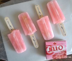 No-Drip Jell-O Popsicle - only 3 ingredients! #recipe Jello Water, Jello Popsicles, Vegan Jello, Jello Fruit, Easy Popsicles, Homemade Popsicles, Cold Treats, Jello Recipes, Ice Lolly