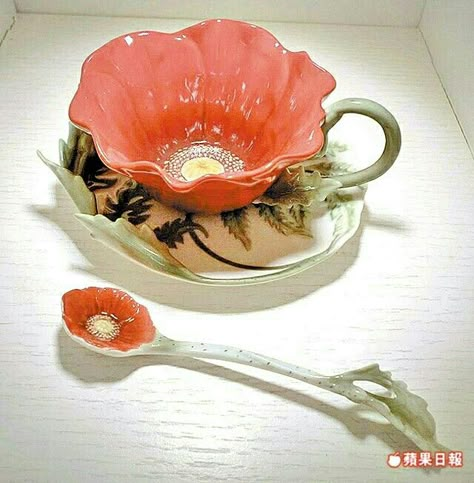 Flower tea cup and saucer Flower Tea Cup, Desain Pantry, Break Fast, Smart Tiles, Time Periods, Teapots And Cups, My Cup Of Tea, Flower Tea, Chocolate Pots