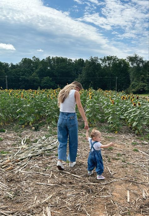 Blonde Mom Aesthetic, Young Mom Aesthetic, Girl Mom Aesthetic, Cool Aunt Aesthetic, Single Mom Aesthetic, Nanny Aesthetic, Auntie Aesthetic, Aunt Aesthetic, Auntie Things