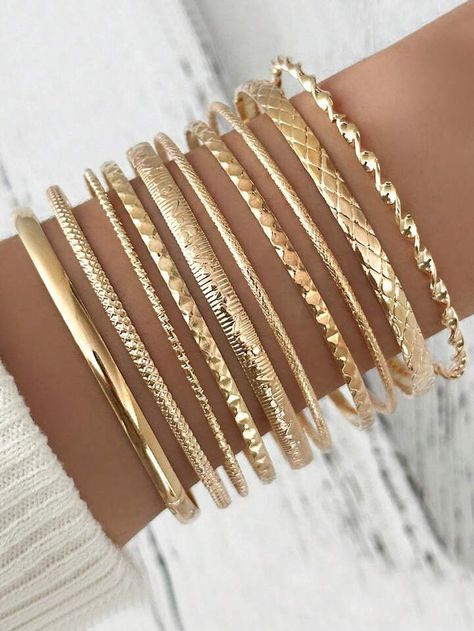 Street Style Jewelry, Bracelets Easy, Twisted Bangle, Yellow Gold Bangle, Gold Collar, Metal Texture, Jewelry Essentials, Watches Women Fashion, Bangle Set