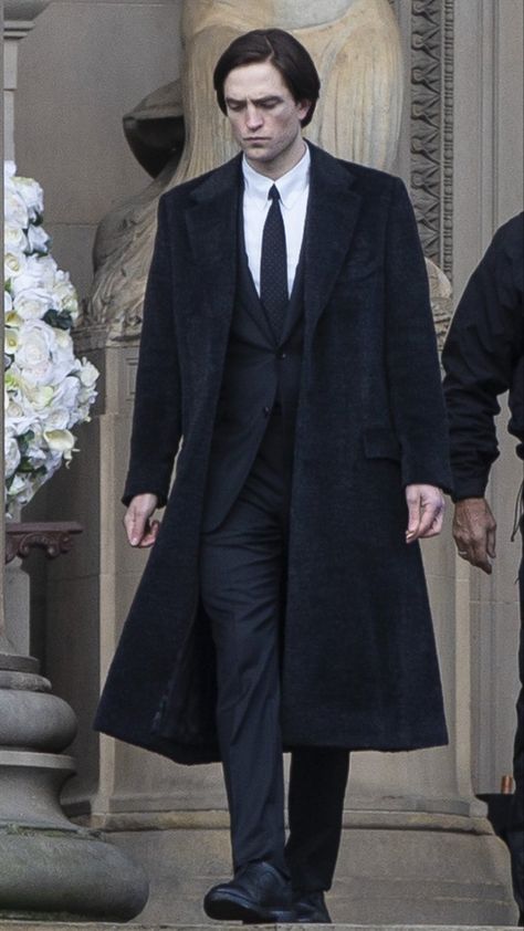 Bruce Wayne Style Outfits, Long Coat Men Outfit, Bruce Wayne Outfit Ideas, Bruce Wayne Outfit, The Batman Suit, Winter Outfits For Men, Detective Outfit, Batman 2022, Batman Outfits