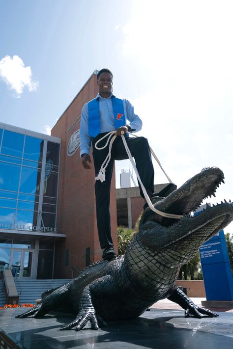 Male Graduation, Street Wear Summer, Uf Gator, Graduation Pose, Grad Pictures, Grad Pic, Graduation Poses, Senior High School, Grad Pics