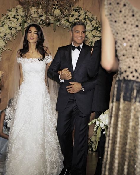 Amal Clooney's Wedding Dress IRL! Here's Where You Can See Amal's Oscar de la Renta Gown In Person Amal Clooney Wedding Dress, Amal Clooney Wedding, George Clooney Wedding, Wedding Dress Empire, Vestidos Oscar, Celebrity Wedding Photos, Celebrity Bride, Iconic Weddings, Celebrity Wedding Dresses