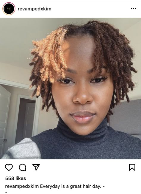 Dyed Micro Locs Black Women, Short Brown Locs Black Women, Brown Starter Locs, Starter Locs Short 4c Hair, Claw Clip Short Locs, Starter Locs 4c, Starter Locs Short, Microlocs Aesthetic, Short 4c Locs