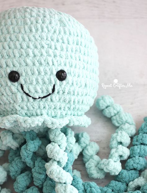 Once I get started working with Bernat Blanket Yarn, I can’t stop! It’s so addictive! Everything I make with this yarn works up so quickly because of it’s chunky and super soft texture. Seems like everyone these days is obsessed with crochet Jellyfish and I thought I would go ahead and jump on the jellyfish … Whimsy Crochet, Octopus Crochet Pattern Free, Yarn Animals, Octopus Crochet, Octopus Crochet Pattern, Crochet Stuffed Animals, Crocheted Jellyfish, Bernat Yarn, Repeat Crafter Me