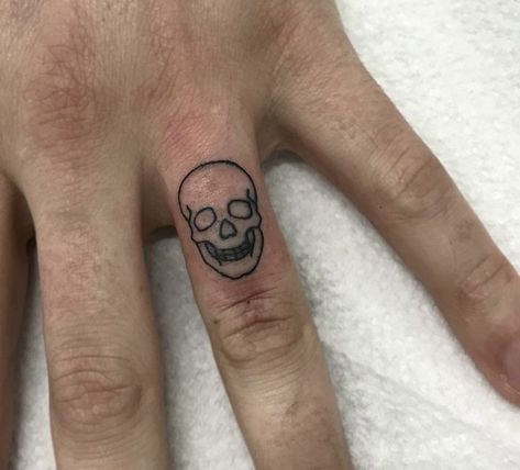 tattoo Skull Finger Tattoo, Rafa Tattoo, Tiny Skull Tattoos, Skull Finger Tattoos, Small Skull Tattoo, Middle Finger Tattoos, Skull Tattoo Flowers, Skull Hand Tattoo, Finger Tattoo For Women