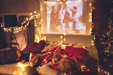 Sala Cinema, Best Holiday Movies, Kids Christmas Movies, Christmas Quiz, Family Christmas Movies, Netflix Codes, Christmas Movie Night, Family Bonding Activities, Classic Christmas Movies