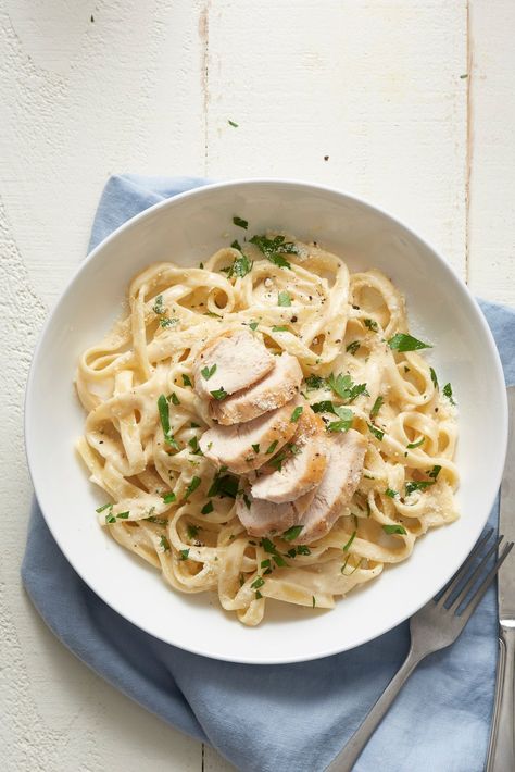 This yummy dish is basically grown-up mac and cheese. We're breaking down how to make chicken Alfredo pasta. This dish uses any easy method so you can spend less time cooking and more time eating it. We think the beauty to this dish is all in the Alfredo sauce. The recipe calls for dried fettuccine, boneless, skinless chicken breasts, kosher salt, freshly ground black pepper, canola oil, heavy cream, garlic, grated Parmesan cheese, freshly grated nutmeg, chopped fresh parsley leaves. Pasta Alfredo Con Pollo, Chicken Fettuccini Alfredo, Fettucini Alfredo, Braised Chicken Breast, Chicken Fettuccine Alfredo, Pasta With Chicken, Chicken Tikka Masala Recipes, Pasta Alfredo, Pasta Recipes Alfredo