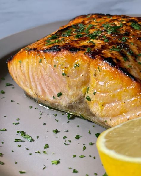 Saffron Honey, Honey Salmon Recipes, High Blood Pressure Diet Meals, Honey And Garlic, Saffron Recipes, Honey Salmon, Broiled Salmon, Marinated Salmon, Garlic Salmon