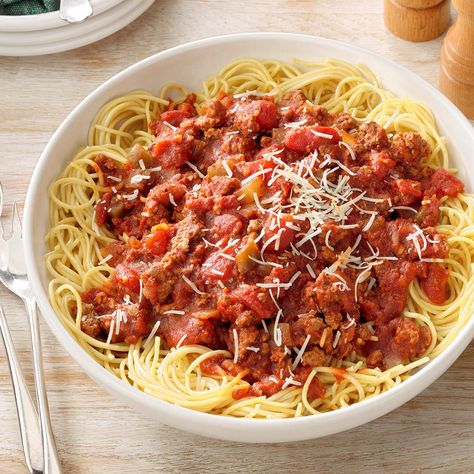 Meaty Spaghetti Sauce Olive Garden Spaghetti Sauce, Olive Garden Spaghetti Sauce Recipe, Garden Spaghetti Sauce, Olive Garden Spaghetti, Spaghetti Sauce Homemade, Meaty Spaghetti, Meaty Spaghetti Sauce, Spaghetti Sauces, Olive Garden Pasta