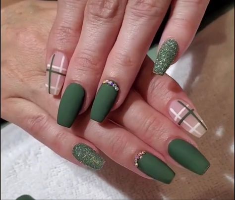 Mat Christmas Nails, Green Plaid Nails, Plaid Nail Designs, Nail Tech School, Gel Nail Extensions, Plaid Nails, Extension Designs, Tech School, Acrylic Nail Art