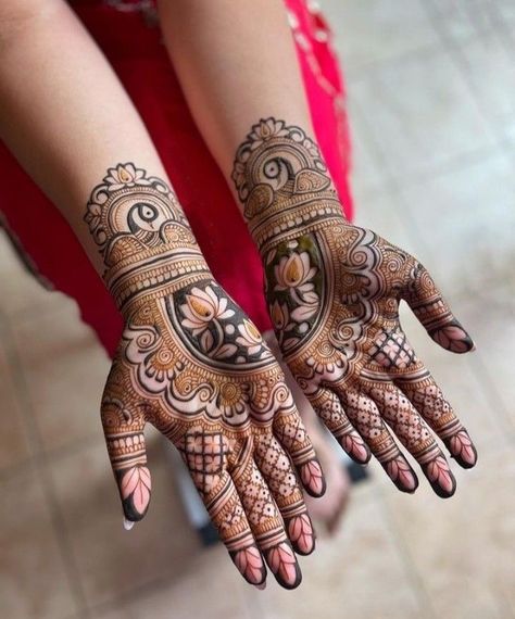 Palm Mehndi Design Indian, Simple Mehendi Designs For Engagement, Wedding Siders Outfit, Palm Hand Mehndi Designs, Half Hand Mehndi Designs, Semi Bridal Mehendi Design, Half Hand Mehndi Design, Henna Tattoo Design, Traditional Mehndi Designs