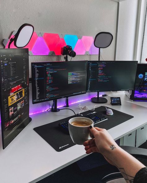 joeel56 Webdeveloper on Instagram: “Hello Monday 🎉🥰 — Quite busy & productive day. Have a great start into this week 💜” 3 Monitor Desk Setup, 3 Monitor Setup, Vertical Monitor, Pc Core, Vasos Vintage, Best Gaming Setup, Study Flashcards, Latest Tech Gadgets, Pc Gaming Setup