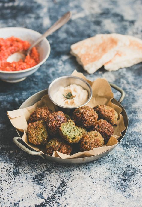 Egyptian Falafel, Falafel Recipe, Falafels, Yogurt Dip, Middle Eastern Recipes, Food Presentation, Mediterranean Recipes, Tahini, Savoury Food