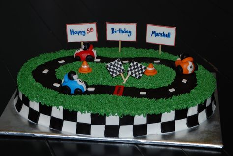 Race car cake Car Cakes For Boys, Bolo Hot Wheels, Disney Cars Cake, Racing Cake, Construction Birthday Cake, Cars Theme Cake, Race Car Cakes, Cars Birthday Cake, Cars Cake