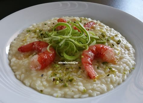 Risotto alla mela verde, gamberi rossi e pistacchi – A tavola coi delfini Risotto Gourmet, Molecular Gastronomy Recipes, Risotto Recipes, Pasta Fresca, Parmigiano Reggiano, Granny Smith, Seafood Dishes, Couscous, Rice Recipes