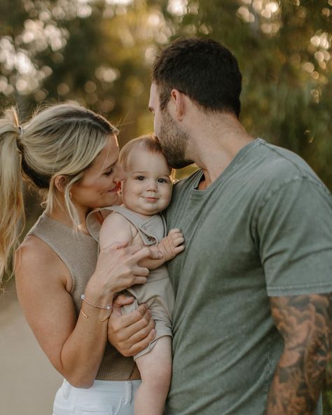 The smirk on this baby boy…I can’t take the cuteness. Also obsessed with this whole family, their outfits, and this location which is totally sleeper hit with gorgeous light that is quickly becoming a favorite. Who’s next?? #oceansidefamilyphotographer #sandiegofamilyphotographer #lajollafamilyphotographer #temeculafamilyphotographer #sanclementefamilyphotographer Baby And Parents Photography, Dad And Baby Photoshoot, Family Pics With Baby, Family Photos With Baby And Toddler, Dad And Baby Pictures, Parents Photoshoot, Family Photos Toddler, Card Poses, Parents Photography