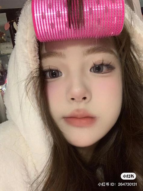 chinese douyin makeup Chinese Douyin Makeup, Chinese Douyin, Douyin Makeup, Cute Makeup Looks, Ideas For Instagram Photos, Pretty Selfies, Cute Makeup, Makeup Inspo, Aesthetic Food