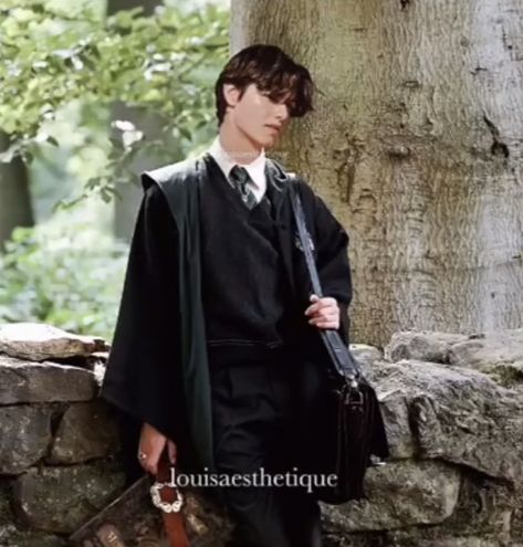 Louis Partridge Slytherin, Theo Nott, Edmund Pevensie, Slytherin Boys, Oliver Wood, Hogwarts Dr, Louis Partridge, Slytherin Harry Potter, Hogwarts Aesthetic