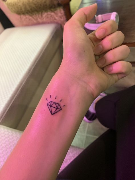 Diamond Tattoo Minimalist, Tattoo Ideas Diamond, Seventeen Tattoo Ideas, Diamante Tattoo, Kendall Tattoo, Diamond Finger Tattoo, Small Diamond Tattoo, Small Dope Tattoos, Diamond Tattoo Designs