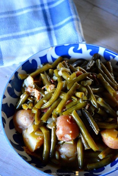 Southern Green Bean Recipes, Southern Style Green Beans, Southern Green Beans, Beans And Potatoes, Southern Greens, Green Beans And Potatoes, Onion Chicken, Green Bean Recipes, Bacon Recipes