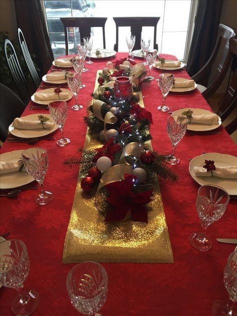 Christmas Decorations Dinner Table, Christmas Table Settings Ideas, Table Settings Ideas, Christmas Dinner Table Settings, Xmas Table Decorations, Christmas Dining Table Decor, Christmas Table Setting, Christmas Dining Table, Christmas Dinner Table