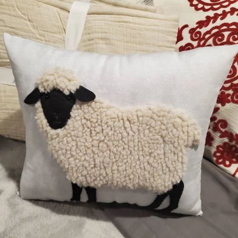 Sheep Bedding, Easter Cushions, Sheep Pillow, Christmas Lamb, Traditional Quilt Patterns, Embroidery Workshop, Applique Cushions, Sheep Crafts, Crochet Sheep