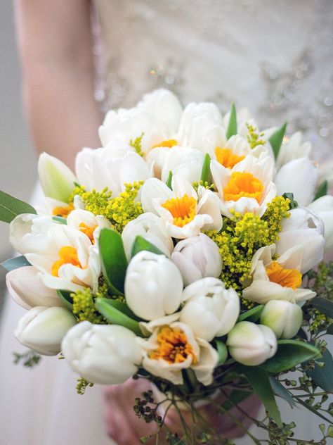 15 Fresh Takes on Tulip Bouquets | TheKnot.com Daffodil Bridal Bouquet, Tulip Bouquets, Daffodil Wedding, Daffodil Bouquet, Tulip Wedding, Spring Wedding Bouquets, Events Place, Easter Wedding, Australian Native Flowers