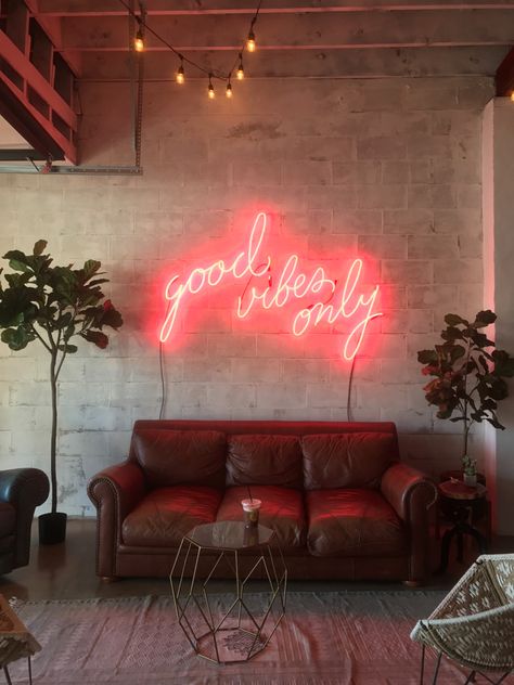 Cozy Coworking Space, Coffee Shop Hangout, Coffee Shop Vibes Aesthetic, Bright Coffee Shop Aesthetic, Boho Coffee Shop, Cozy Coffee Shop Aesthetic, Lounge Coffee Shop, Eclectic Lounge, Retro Coffee Shop