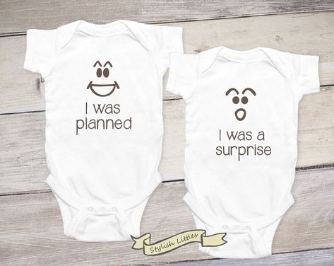 Funny Twin Announcement, Twin Announcement, Twin Humor, Twin Onesies, Funny Baby Gifts, Twin Shirts, Bohemian Baby, Personalized Baby Clothes, Funny Onesies