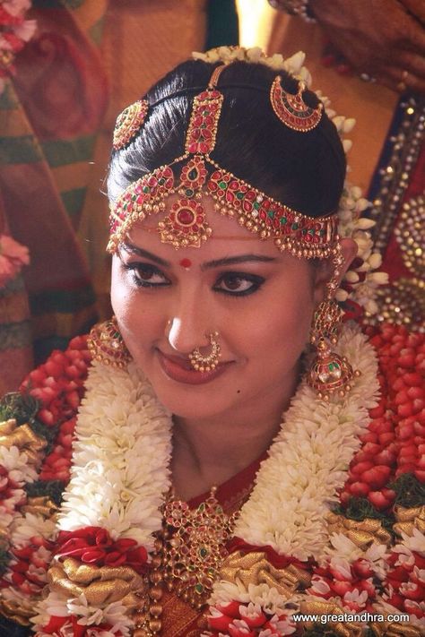 Sneha wedding Sneha Prasanna, Actress Sneha, Nose Ring Designs, Sneha Actress, Nose Ring Jewelry, Indian Bridal Jewellery, Marriage Photos, Indian Nose Ring, South Indian Weddings