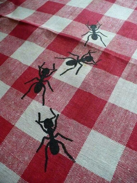 Tablecloth for the picnic table. Too cute! Picnic Sayings, Picnic Embroidery, Bugs Embroidery, Embroidery Napkins, Summertime Crafts, Picnic Theme, Picnic Decorations, Vintage Picnic, Craft Packaging