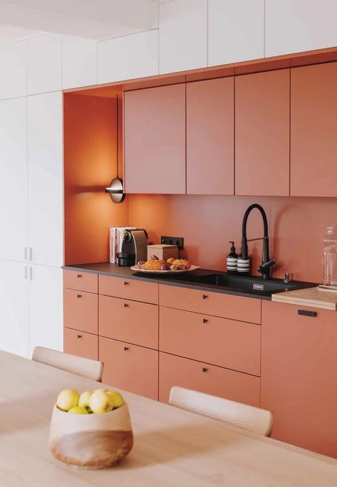 A pink kitchen decor can infuse a space with a delightful sense of charm and personality. Whether opting for soft pastel pinks or bold, energetic hues, the color choice sets the tone for the entire room. Complementing the pink with neutral tones like white, gray, or beige creates a balanced and visually appealing atmosphere. Metallic accents in gold, copper, or silver add a touch of elegance, while incorporating natural elements such as wood or plants brings warmth and texture. Pink And Wood Kitchen, Kitchen Pastel Colours, Pastel Color Kitchen, Apricot Kitchen, Flat Makeover, Eichler Kitchen, Kitchen Black Counter, Coral Kitchen, Terracotta Kitchen