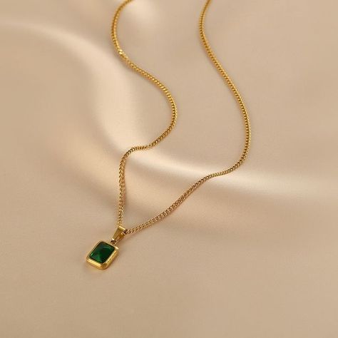 Funky Gold Necklace, Designer Gold Jewellery, Mangalsutra Pendant Designs Gold, Simple Pendant Design, Simple Gold Necklace Designs, Gold Simple Necklace, Emerald Gold Necklace, Gold Pendant Designs, Pendent Design